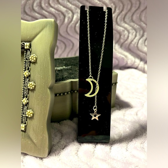 💍3/$10💍Moon and Star Lariat Necklace - Picture 5 of 8